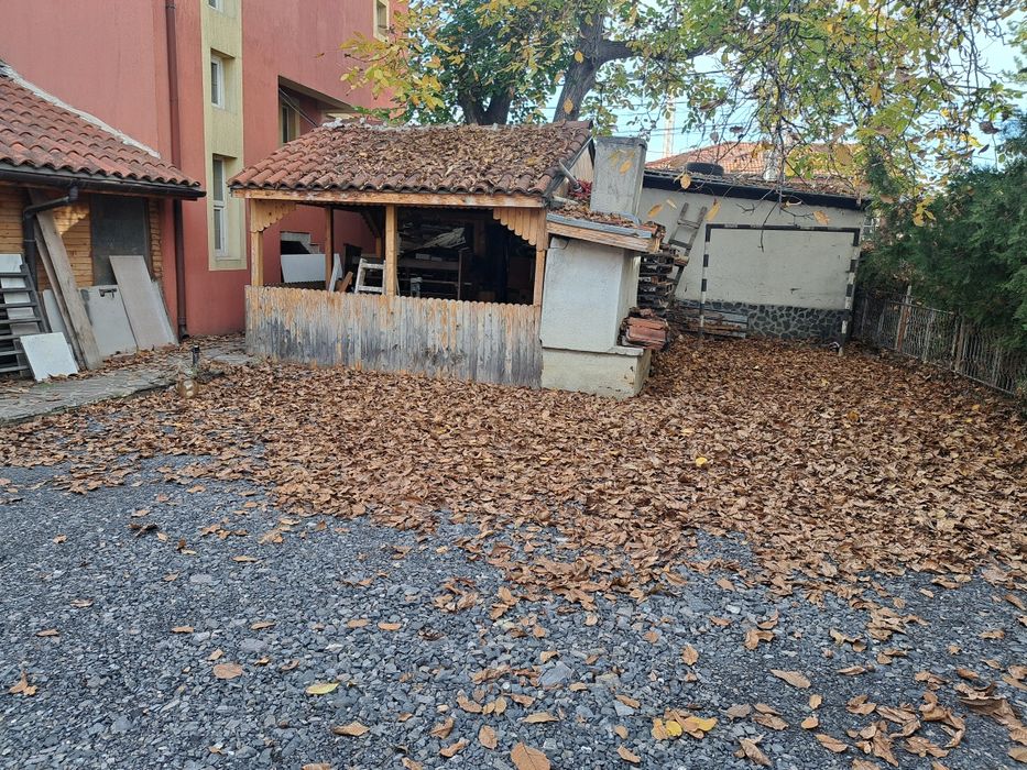 Давам място със постройка  под наем 300кв м