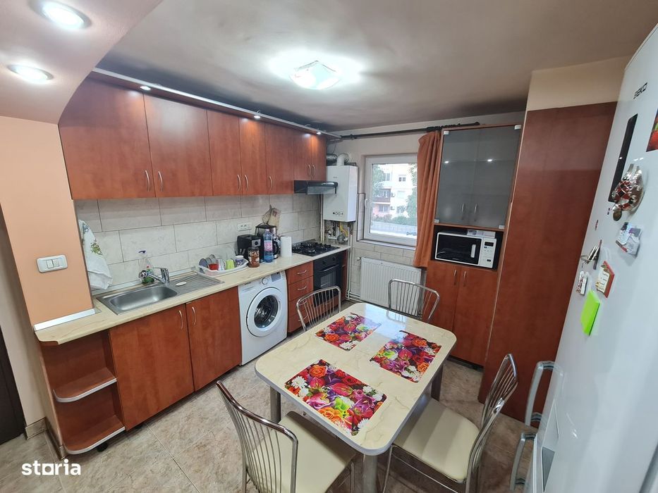 Inchiriez apartament 2 camere Modern Bou Rosu, et. 1, centrala, clima.