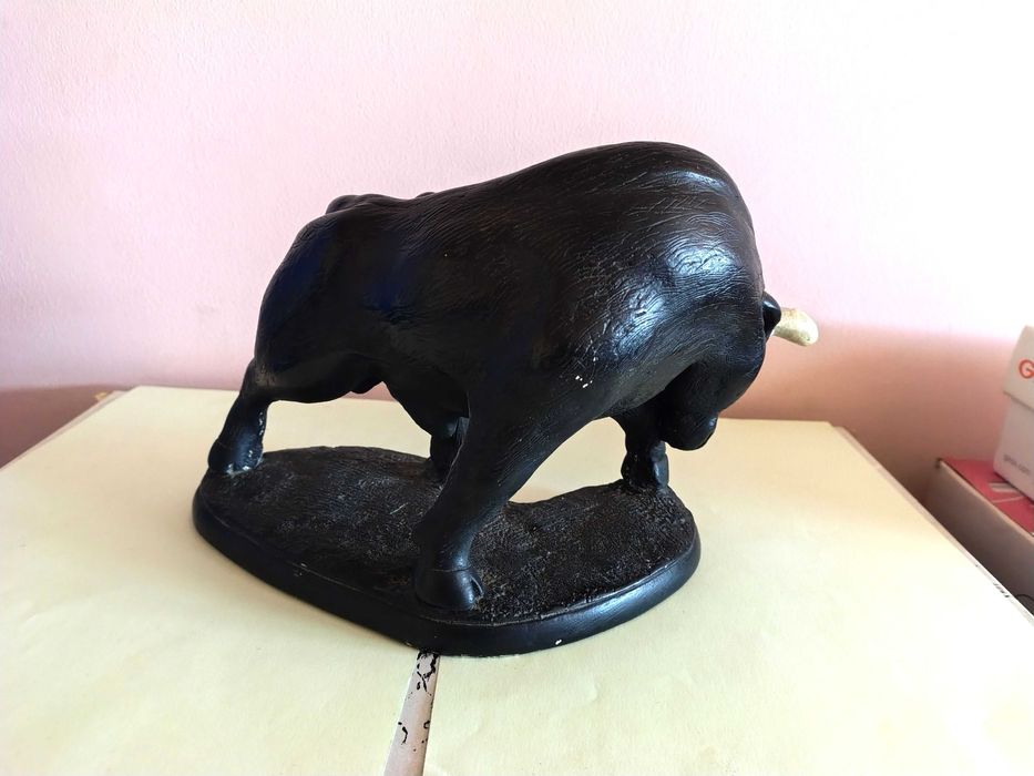 Много Рядка Испанска Колекционерска Фигура-Бик