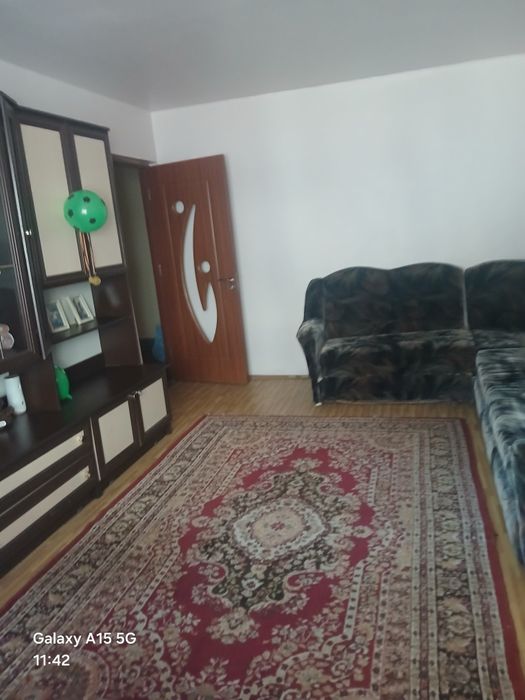 Închiriez apartament 2 camere ,baie ,bucătărie, hol.