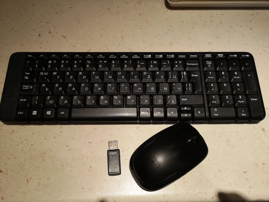 Клавиатурата Logitech mk220 + подарък Duracell