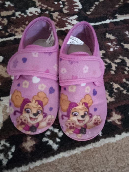 Детски затворени обувки