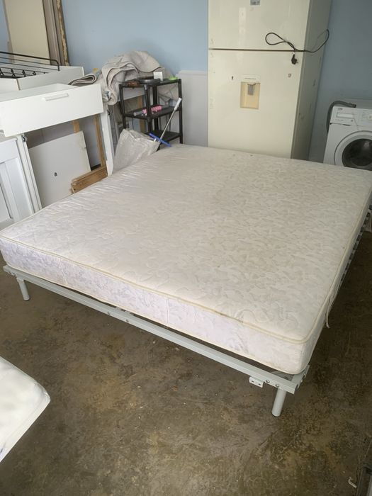 Кровать с матрасом