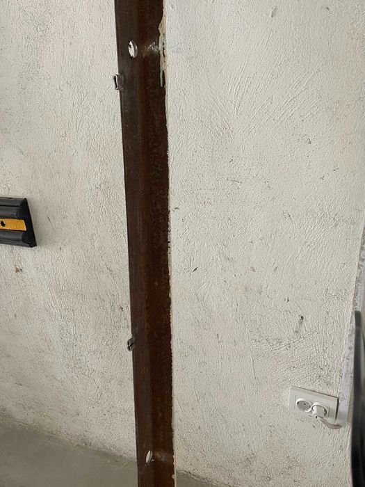 Масивна входна врата „старо желязо“ – двойно подсилена, с метална каса