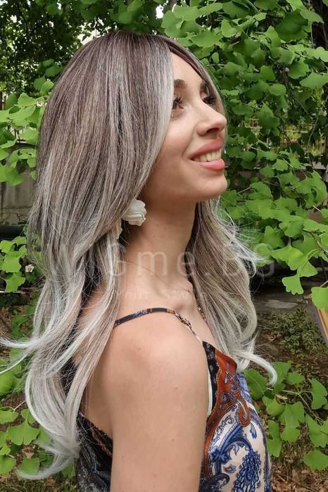 Дълга сребристо руса чуплива перука Силвър