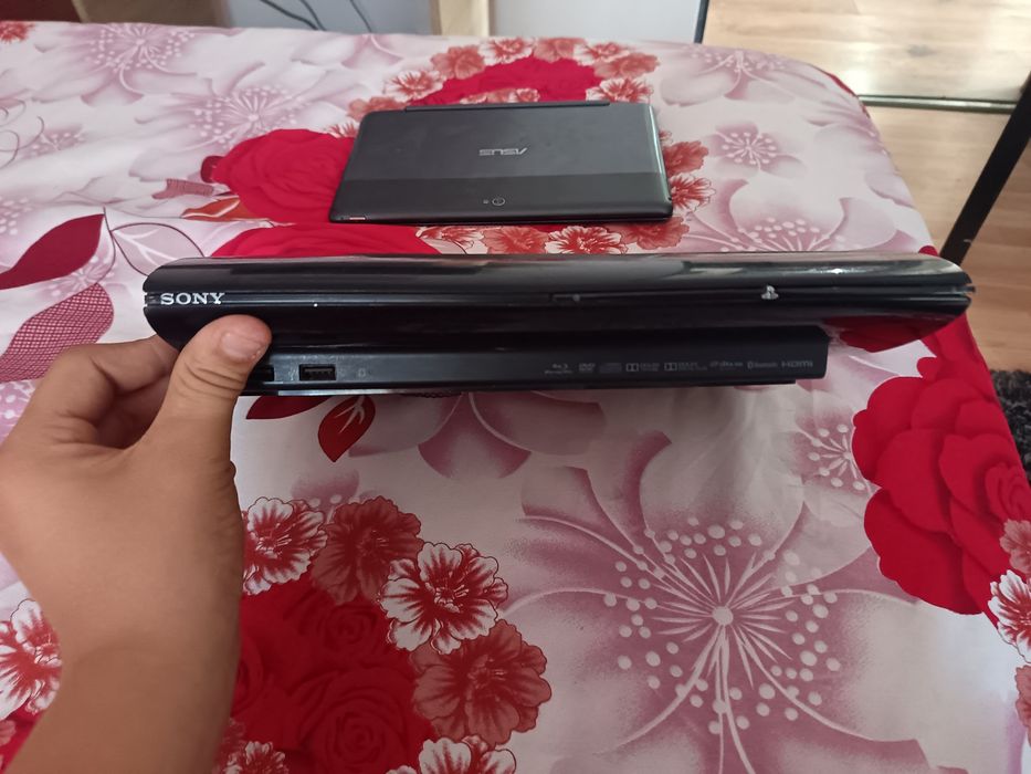 Vând PS 3 impecabil