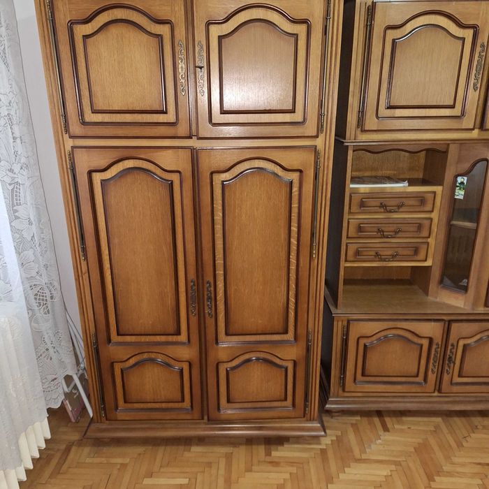 Vand mobila de sufragerie in stare foarte buna si  dulap cu doua usi.