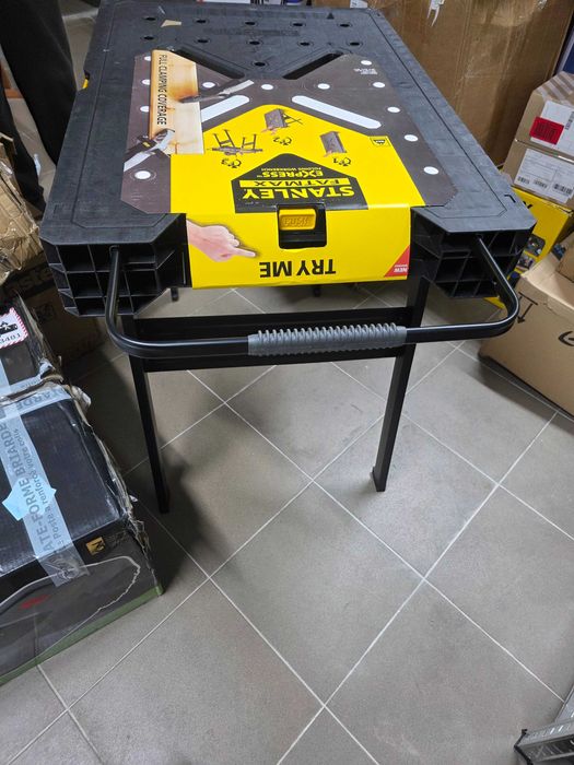 Banc de lucru pliabil STANLEY FATMAX Express - Suprafață de lucru portabilă cu capacitate de încărcare de 450 kg, compatibilă cu cleme greutate 10 kg