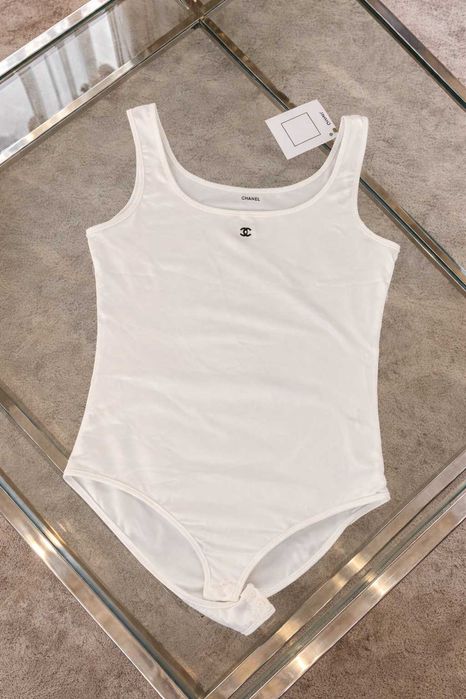 бяло боди на марката шанел става и за топ потник chanel блузка тениска