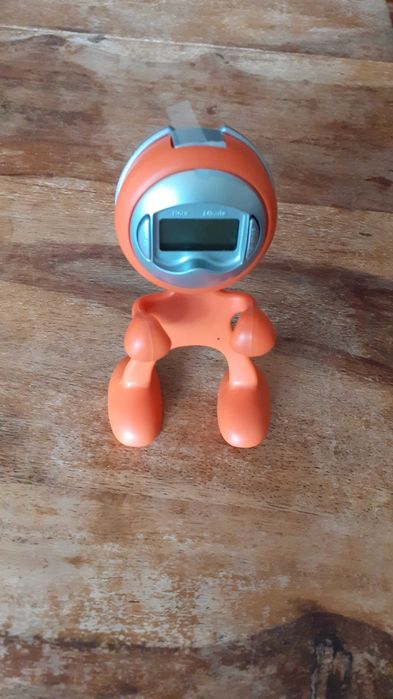 човече часовник детски поставка за химикалка и бележки