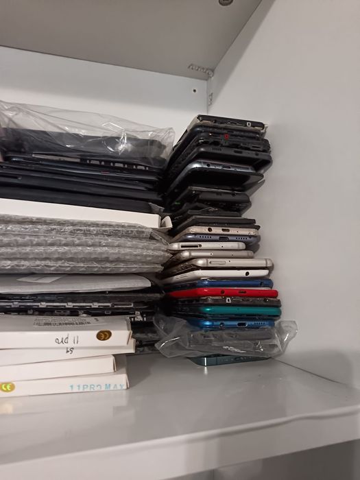 Lot display uri noi si piese de gsm functionabile