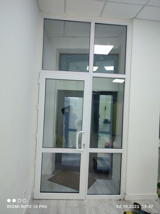 Окна, двери, тамбур.