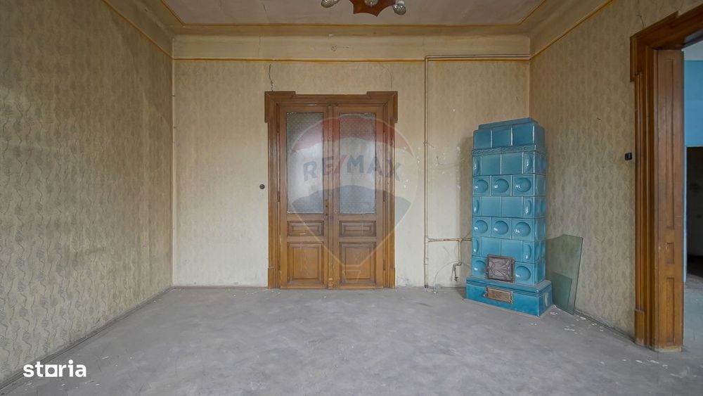 Vilă pe str Alexandru Ioan Cuza, 10 camere, S + P + E, teren 282 mp