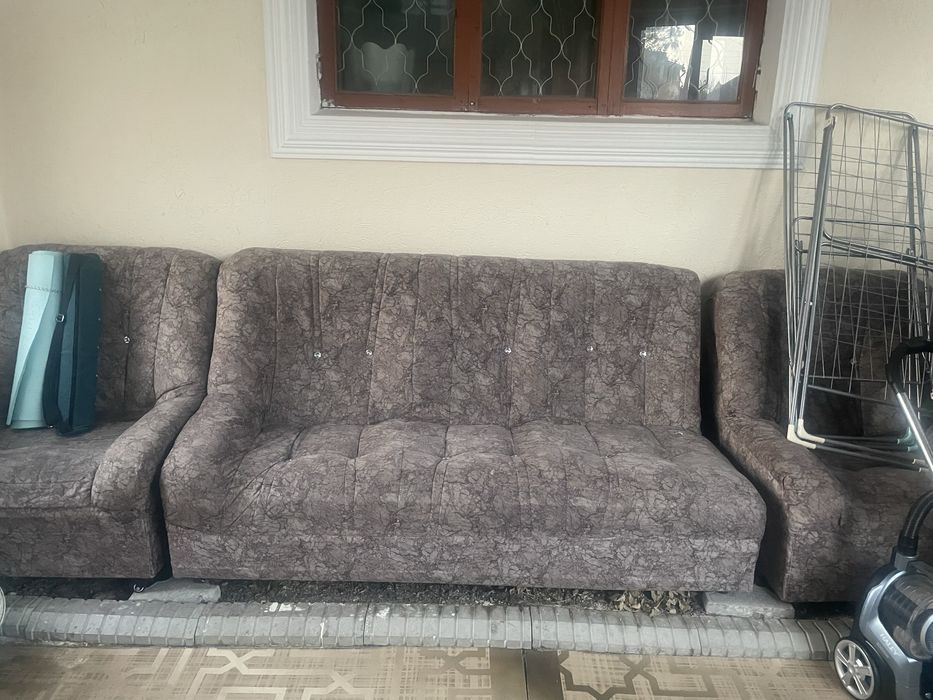 Диван с двумя креслами