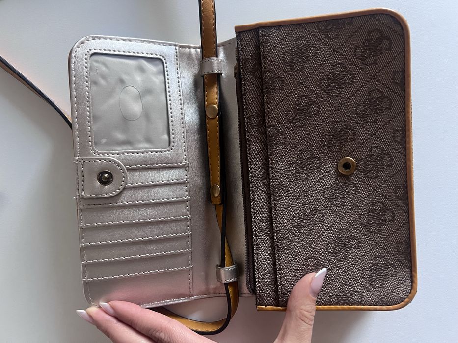 Чанта през рамо на Guess