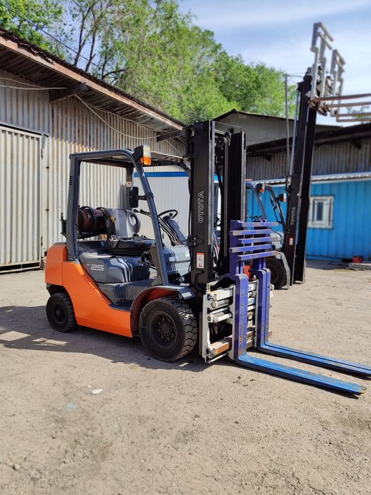 Вилочные Погрузчики 2.5 тонн газ-бензин Toyota 8G25 Cascade