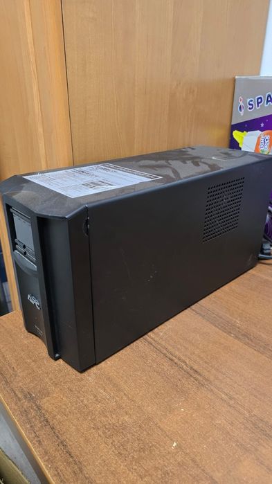 UPS / stabilizator de tensiune APC 1500 cu 2 baterii incluse