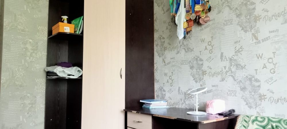 Шкаф и стол для занятия