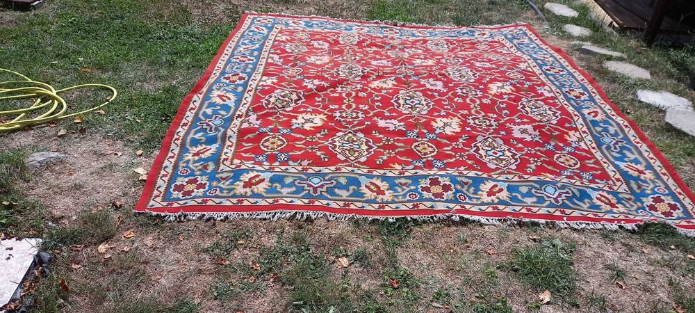 Автентичен чипровски килим