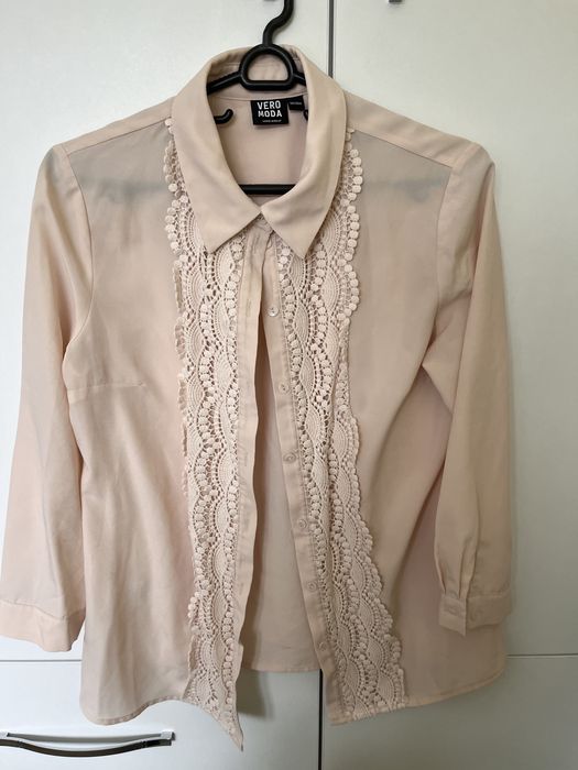 Нежни ризи с акцет дантела