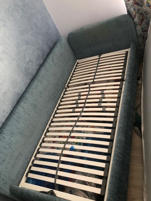 Pat + fotoliu în stare impecabilă