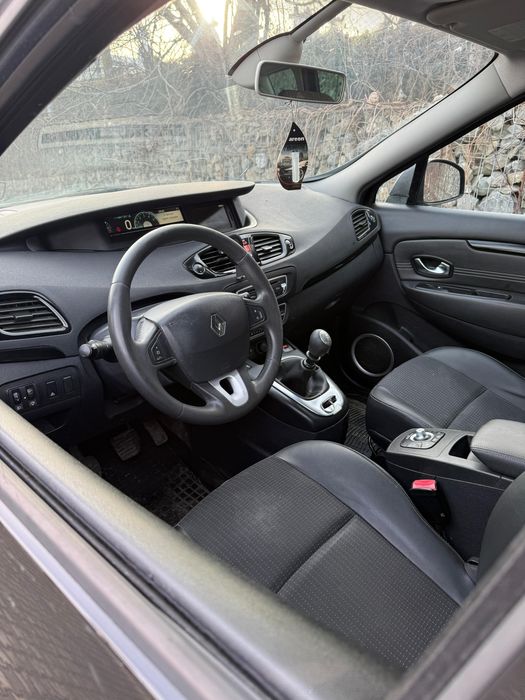 Vând Renault Grande Scenic