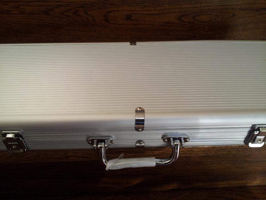 Set poker 500 cu jetoane neimprimate. 11.5 g. Cutie de aluminiu. Nou!