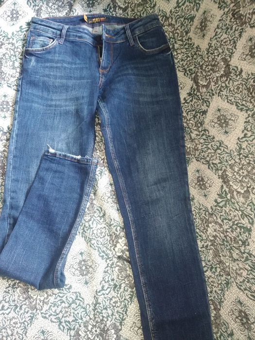 Тъмно сини дънки