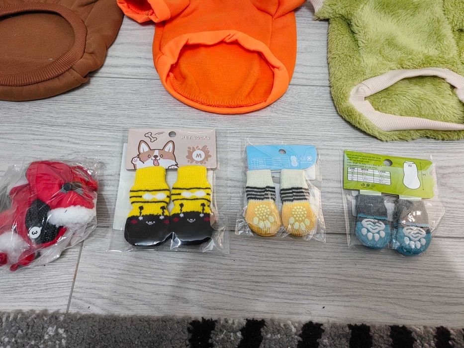 Дрешки за малки порода кученца и чорапки