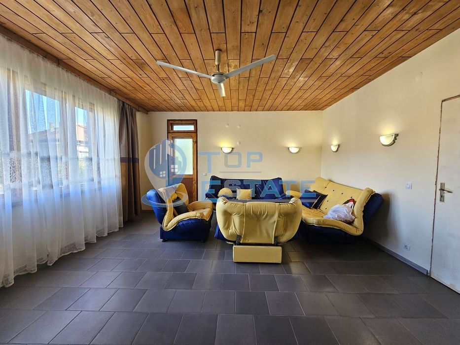 Триетажна обзаведена къща с два гаража в Горна Оряховица