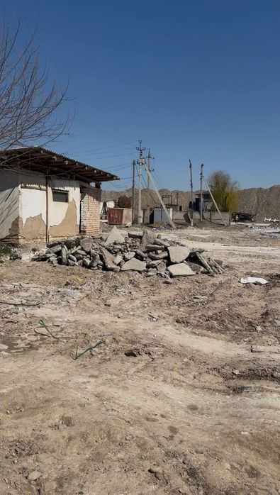 Продается нежилой объект в Янгиюле Таш. области. Ер сотилади 1 гектар
