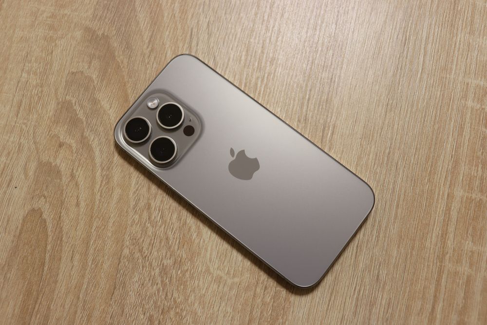 Продавам Iphone 15 pro Natural Titanium