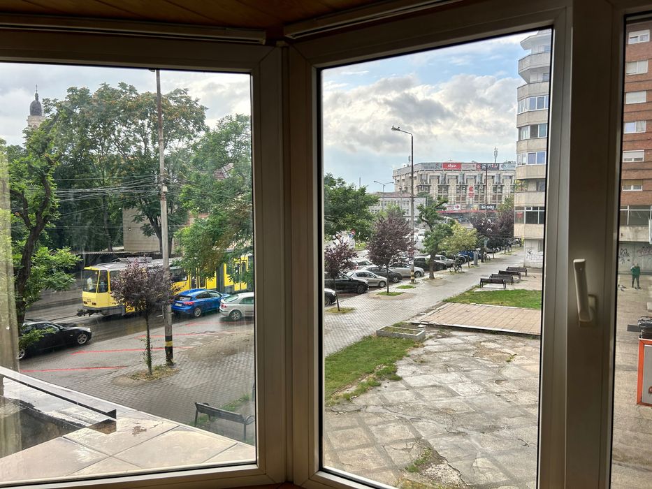 Inchiriez apartament cu 2 camere decomandat str Magheru etaj 1