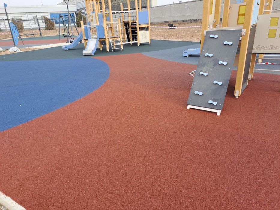 Наливное резиновое покрытие для детских площадок воркаут беговых дорож
