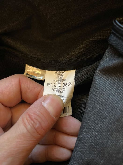 НОВА оригинална тъмно сива водоустойчива раница EASTPAK от Германия