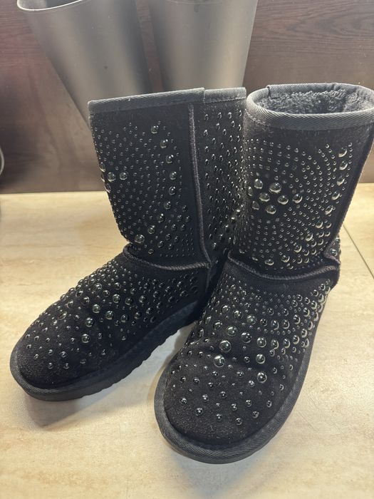 Пухкави черни ботуши с капси