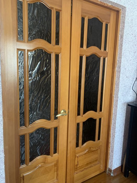 продается 8 дверей