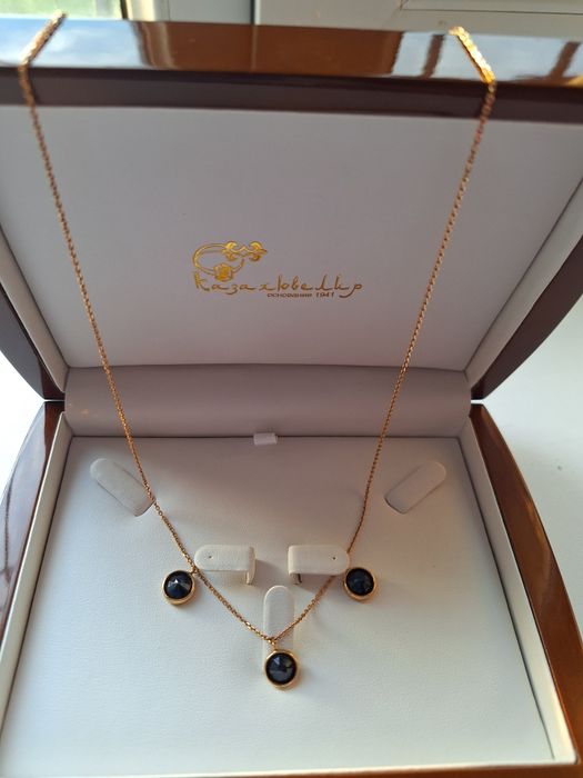 Колье золотое с сапфирами