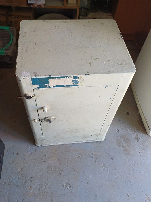 Продается железный Сейф