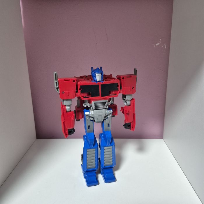 Игрушка-трансформер "Optimus Prime" (Трансформеры Новая искра) Hasbro