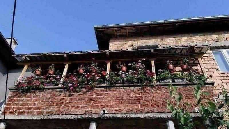 Продавам масивна триетажна къща в гр.Трявна