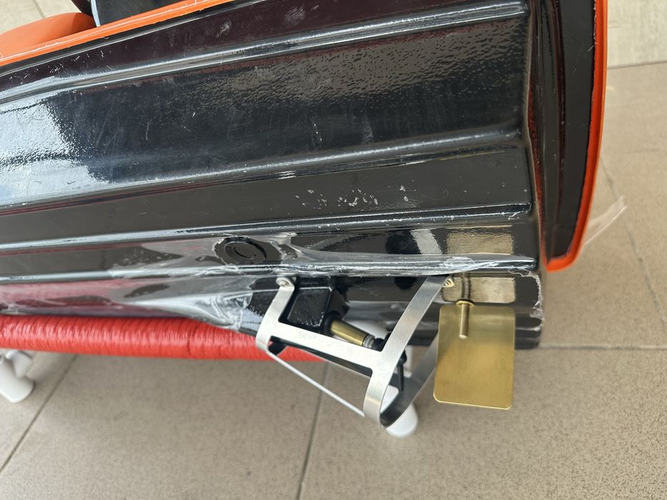 Navomodel pescuit plantat cu autopilot si sonar