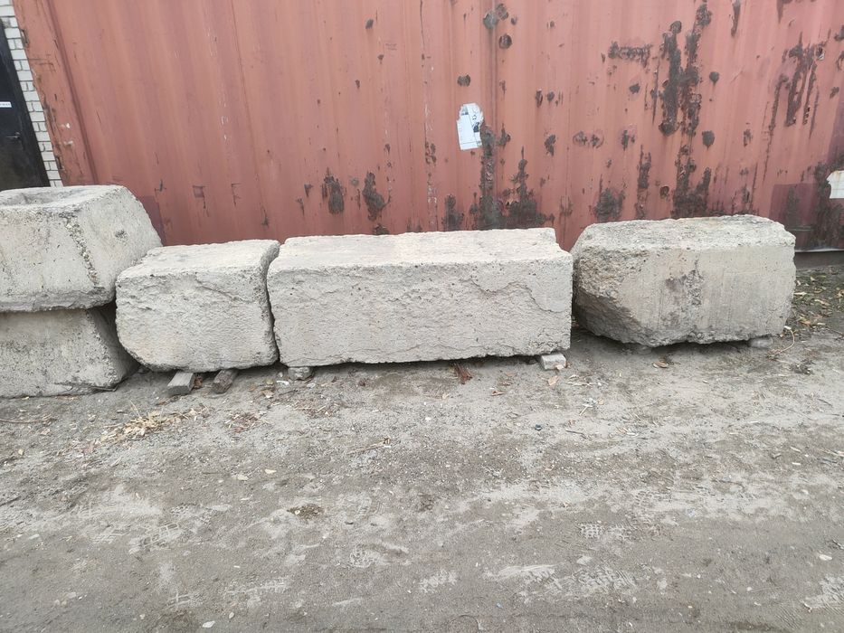 продам бетонные стаканы, плиты, блоки.
