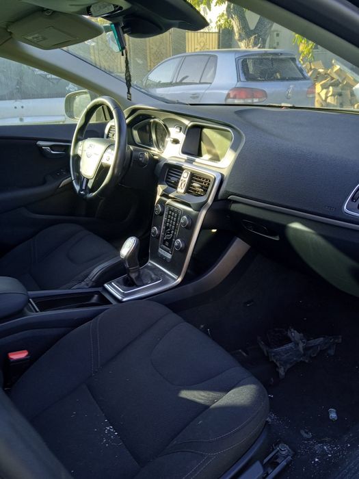 Dezmembrez Volvo v 40 D2 2014