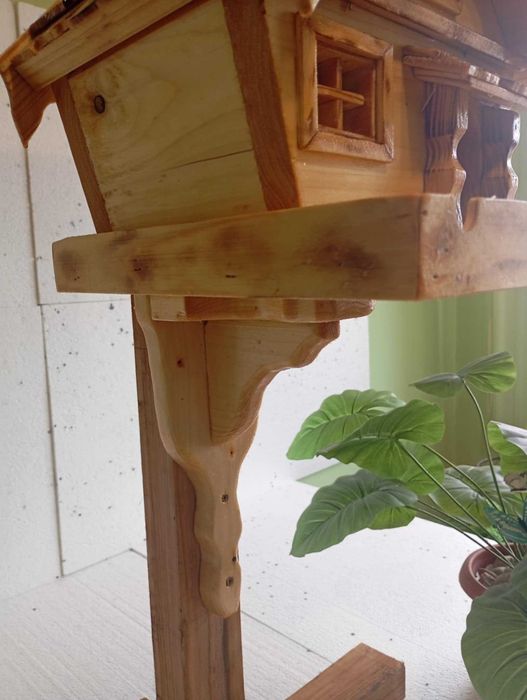 Ръчно изработена лакирана дървена къщичка за птици със стойка