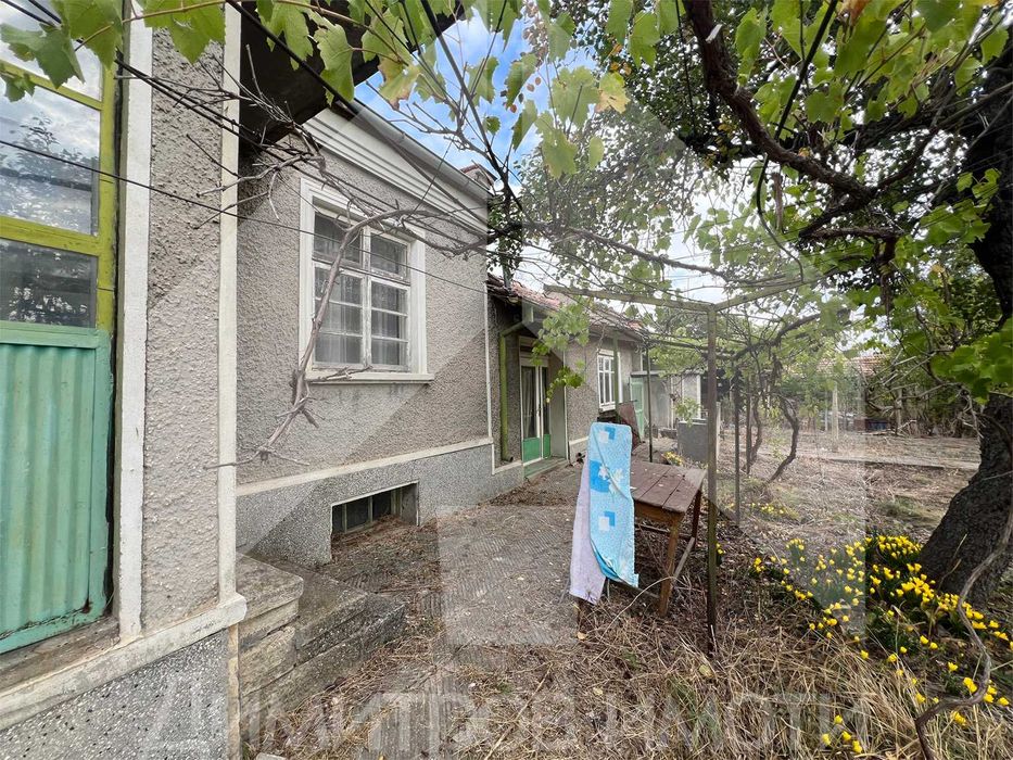 Продаваме самостоятелна тухлена къща в гр. Плиска с двор 1 дка и ГАРАЖ