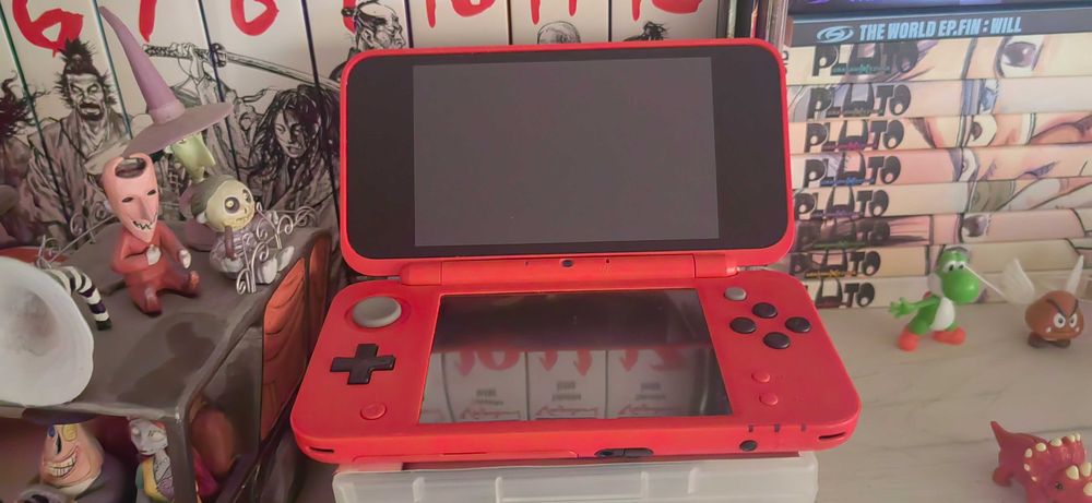 New Nintendo 2ds xl pokeball edition