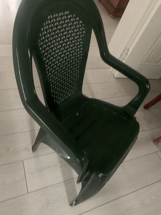Продам пластиковые стулья