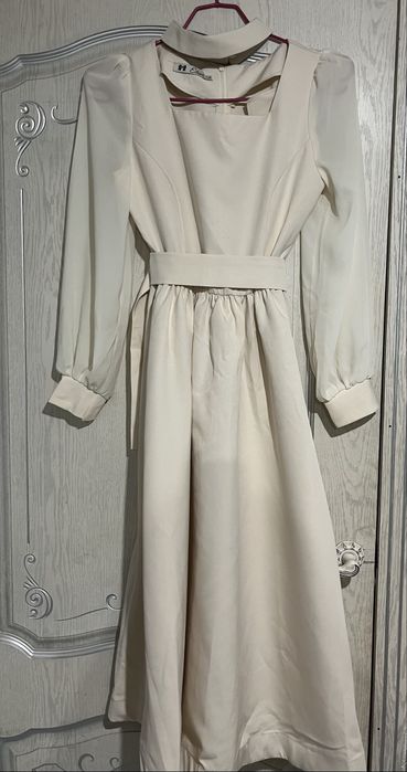 платье молочного цвета