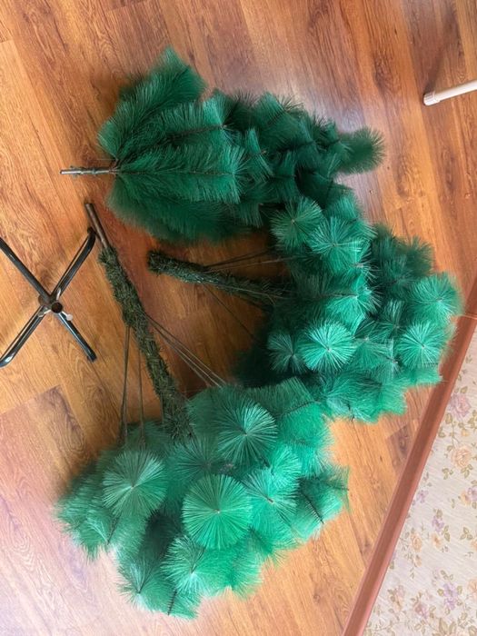 Продам ёлка с игрушками. Высота - 1,8 метр.